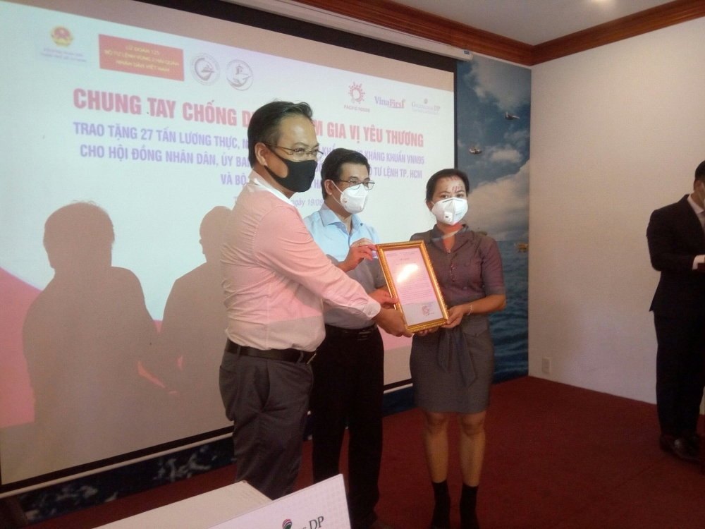 Ho Chi Minh City receives 27 tons of goods and 10,000 masks from overseas Vietnamese businesses